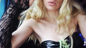 Blond, snygg och smal submissive slyna